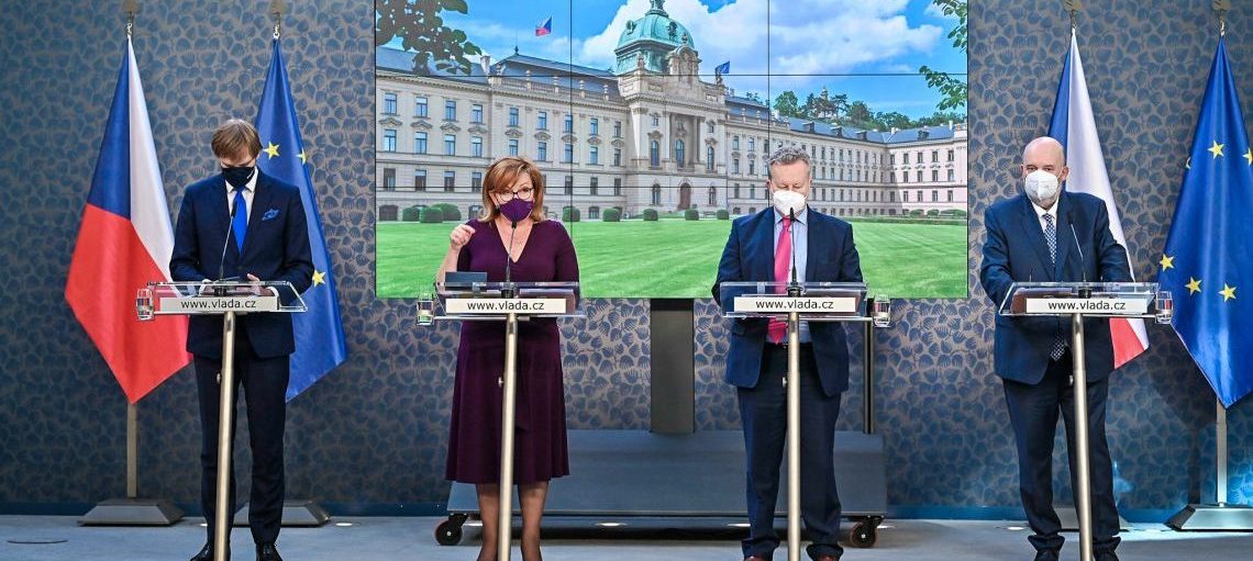 Vláda rozvolňuje opatření ve službách, školách, firmách i kultuře