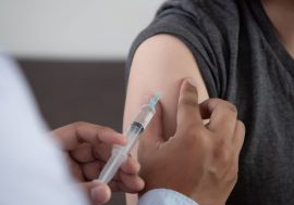 K očkování se mohou hlásit všichni nad 16 let. Covid v Česku slábne.
