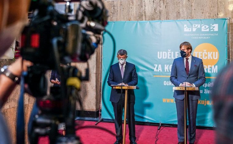 Státní zaměstnanci očkovaní proti covid-19 budou mít nárok na dva dny placeného volna