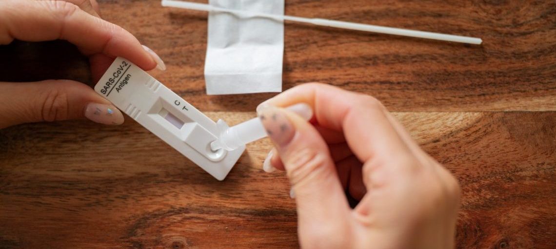 Všichni zaměstnanci se musejí ode dneška testovat dvakrát týdně